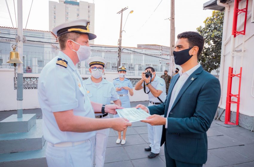 Prefeitura recebe título Tripulante Honorário da Capitania dos Portos