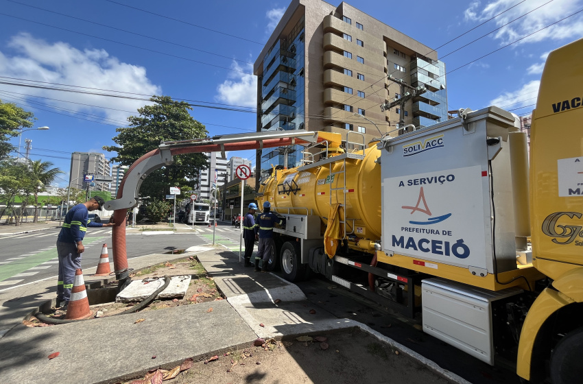 Avenida Sandoval Arroxelas recebe serviços de manutenção de drenagem