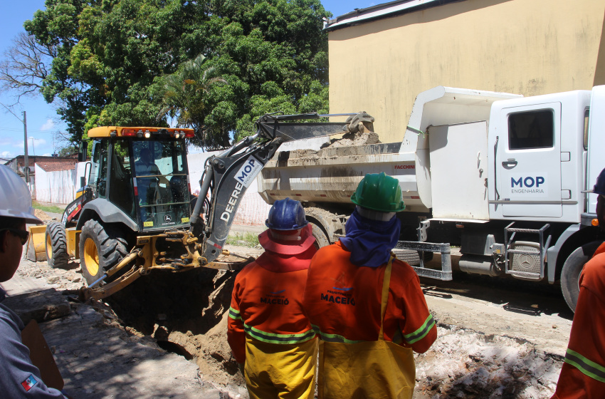 Infraestrutura executa reconstrução de galeria de drenagem em rua próxima à Feirinha do Tabuleiro