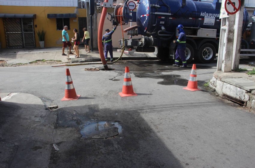 Infraestrutura faz mutirão para limpeza de galerias em ruas de Cruz das Almas