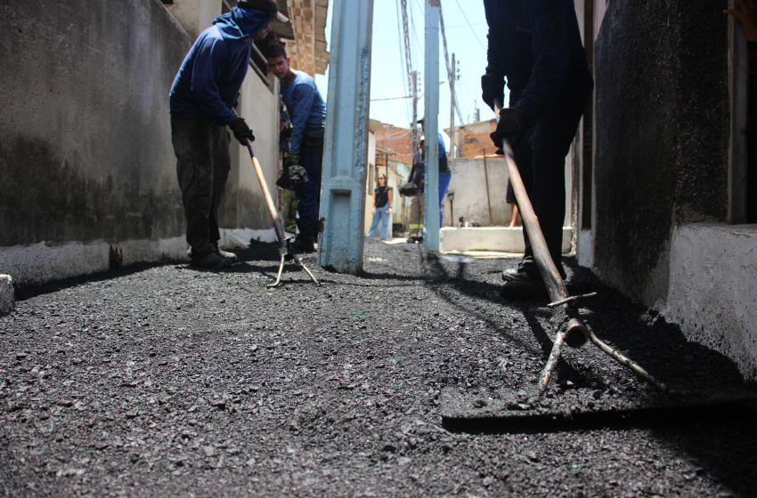 Prefeitura asfalta Rua I, no Vergel, em mais uma etapa de obras de pavimentação no local