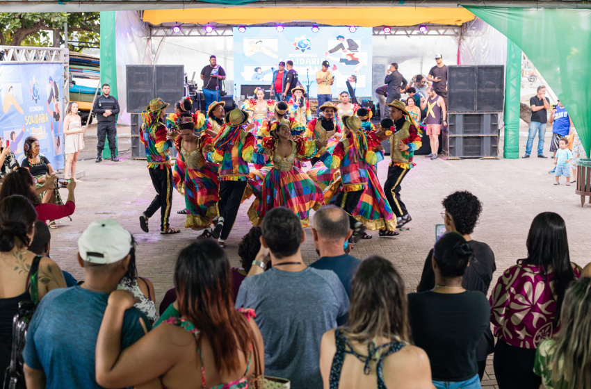 Primeiro dia de Forró Raiz leva alegria e cultura popular para orla de Maceió