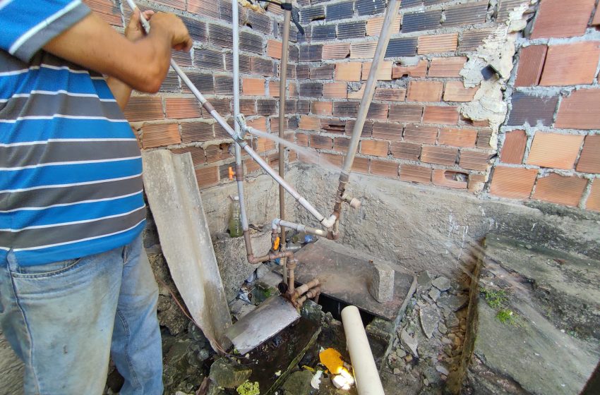 Canos hidráulicos são instalados e resolvem falta d'água no Mercado Popular