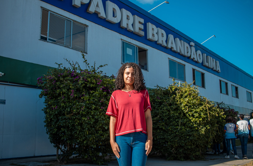 Egressa da Rede Municipal de Maceió, aluna surda passa em Química no Ifal