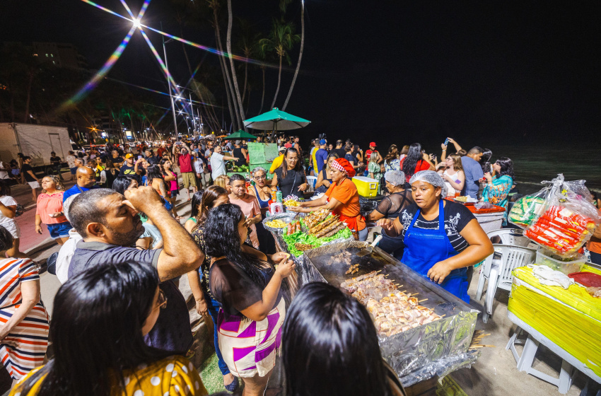 Ambulantes da orla comemoram vendas em alta durante o Luau Massayó