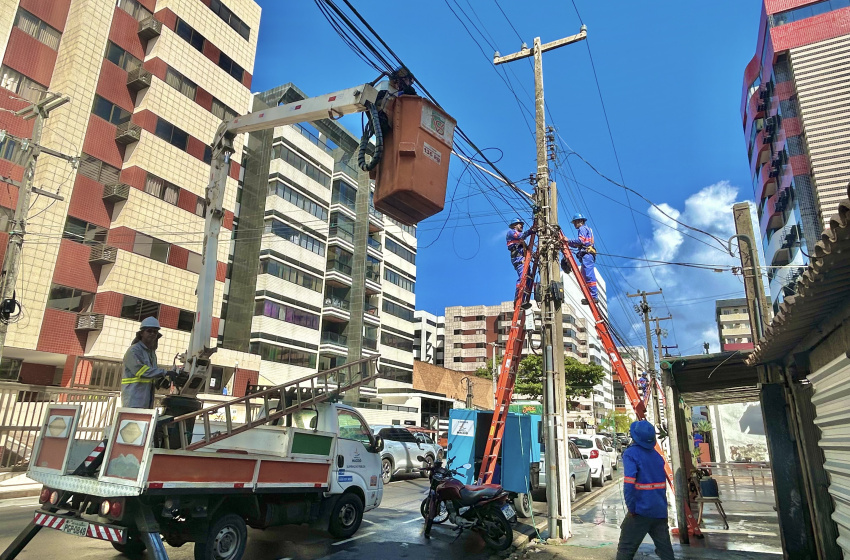 Procon Maceió integra operação da Ilumina para tirar fios em desuso dos postes