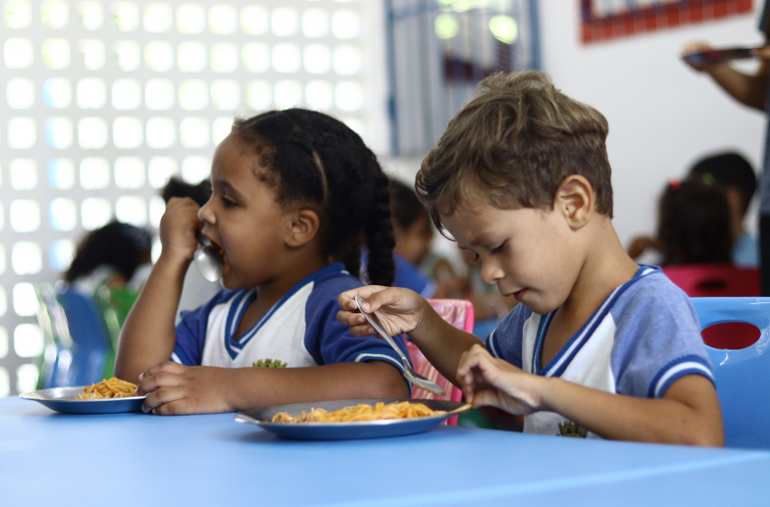 Alimentos da agricultura familiar garantem desempenho escolar de estudantes em sala de aula