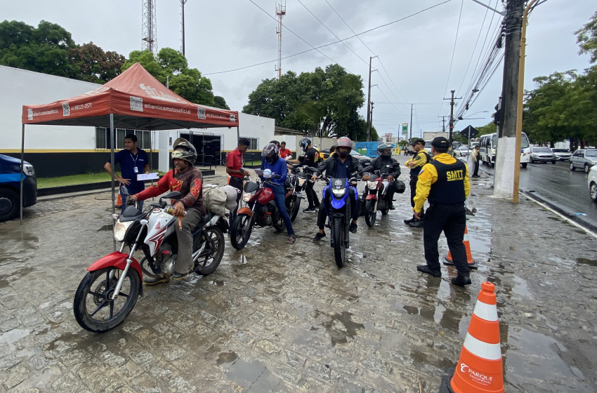DMTT realiza ação educativa com motociclistas no Maio Amarelo