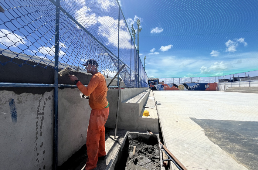 Moradores da Chã de Bebedouro são beneficiados com quadra poliesportiva
