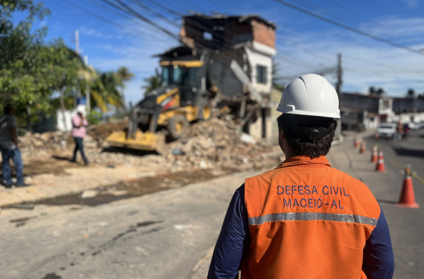 Após demolição de edificação, Ladeira do Bomfim é liberada pela Defesa Civil de Maceió
