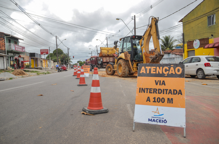 Prefeitura de Maceió instala nova rede de drenagem em via da Santa Lúcia