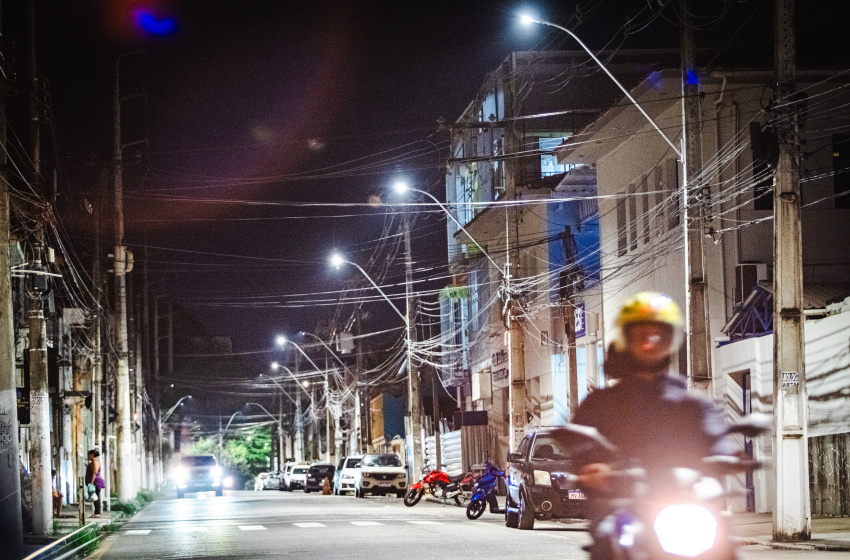 Ruas do Comércio e General Hermes recebem iluminação em LED