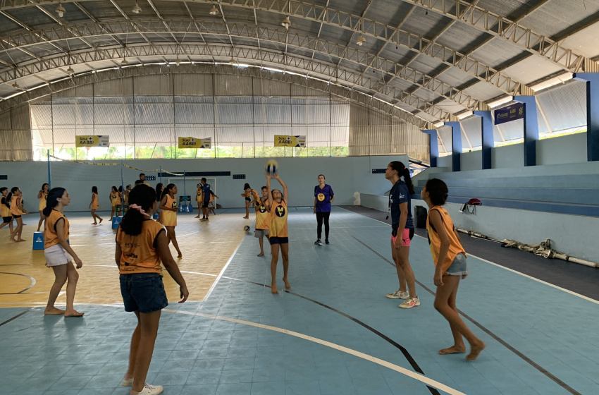 Prefeitura promove atividades de esporte e lazer para alunos do projeto Viva Vôlei na Pescaria