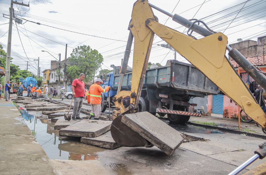 Prefeitura de Maceió intensifica trabalho de limpeza de galerias em ruas da capital