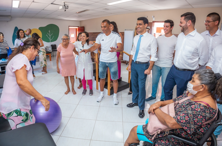 Prefeitura e Cafu visitam espaço Casa da Juventude no bairro do Prado