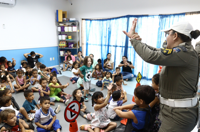 Crianças da creche Martha Célia participam de atividade em alusão à Semana do Trânsito