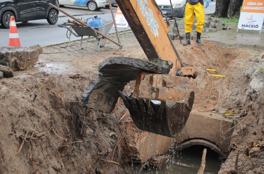 Infraestrutura inicia manutenção em trecho de rede de drenagem na Amélia Rosa