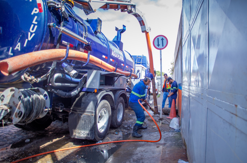 Prefeitura de Maceió autua estabelecimentos por lançamento de esgoto na rede de drenagem no Jacintinho