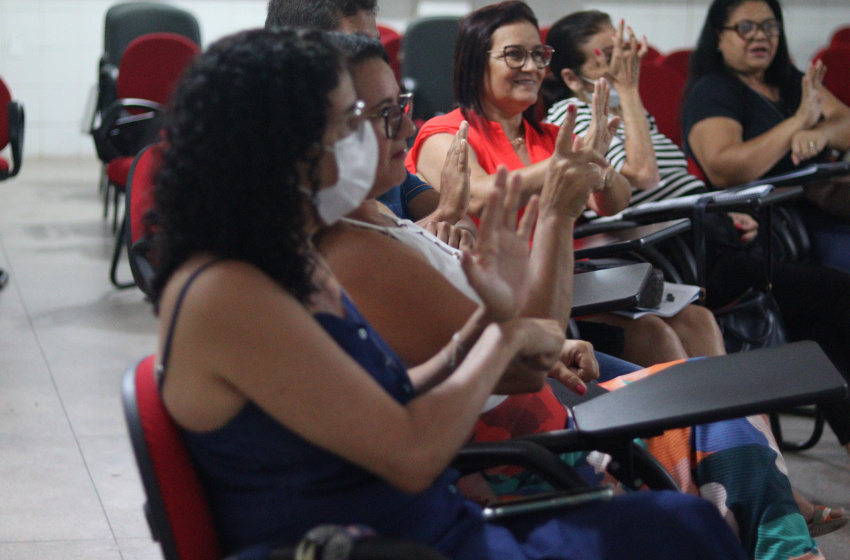 Servidores da Educação participam de aula prática do Curso de Libras