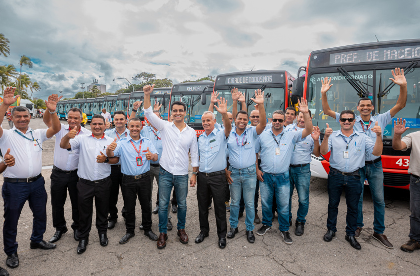 Prefeitura entrega mais 21 ‘Geladões’ e reforça frota de ônibus em Maceió