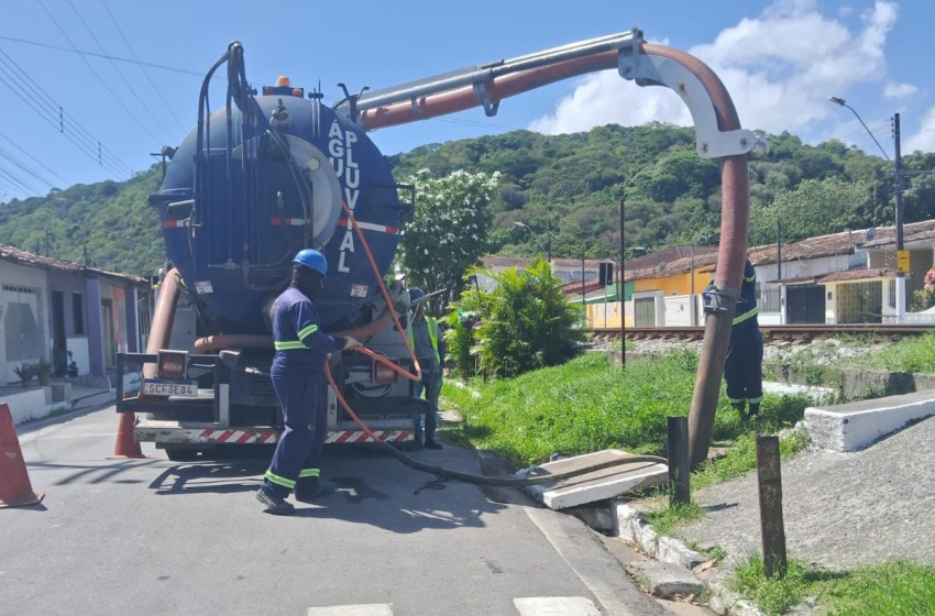 Mutirão de limpeza desobstrui drenagem e reduz risco de alagamentos em Fernão Velho