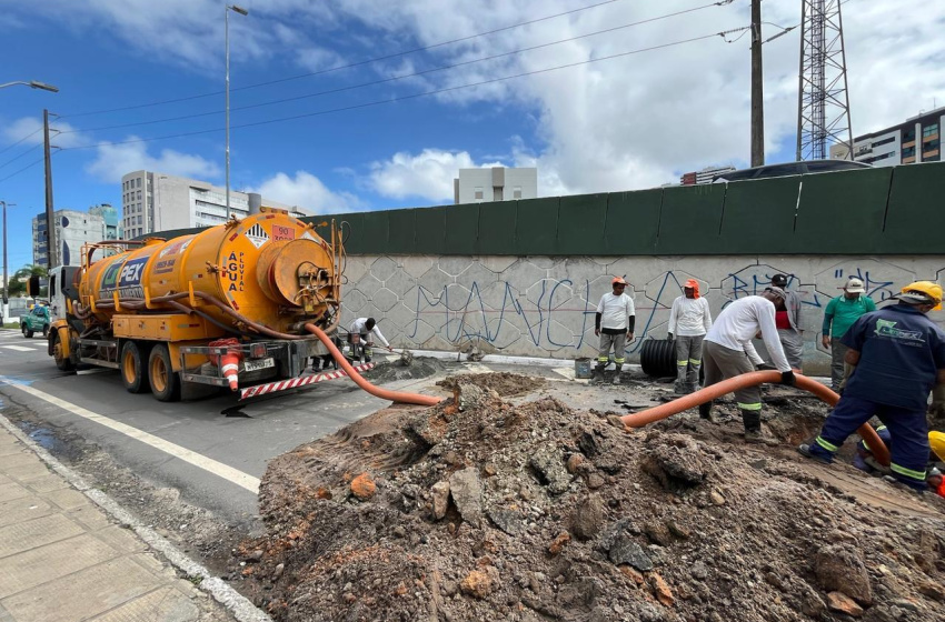 Infraestrutura realiza obra de drenagem na alça lateral do viaduto João Lyra, na Jatiúca