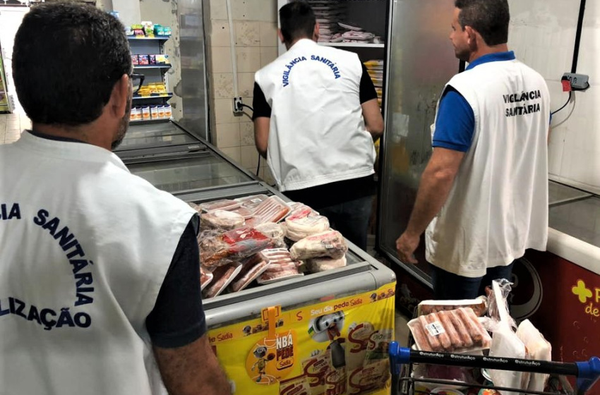 Fiscais apreendem 300kg de produtos e interditam setor de supermercado na Ponta Verde