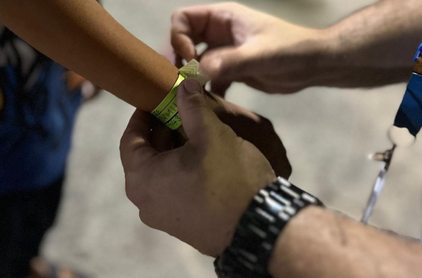Semdes oferece pulseiras de identificação para crianças no Verão Massayó