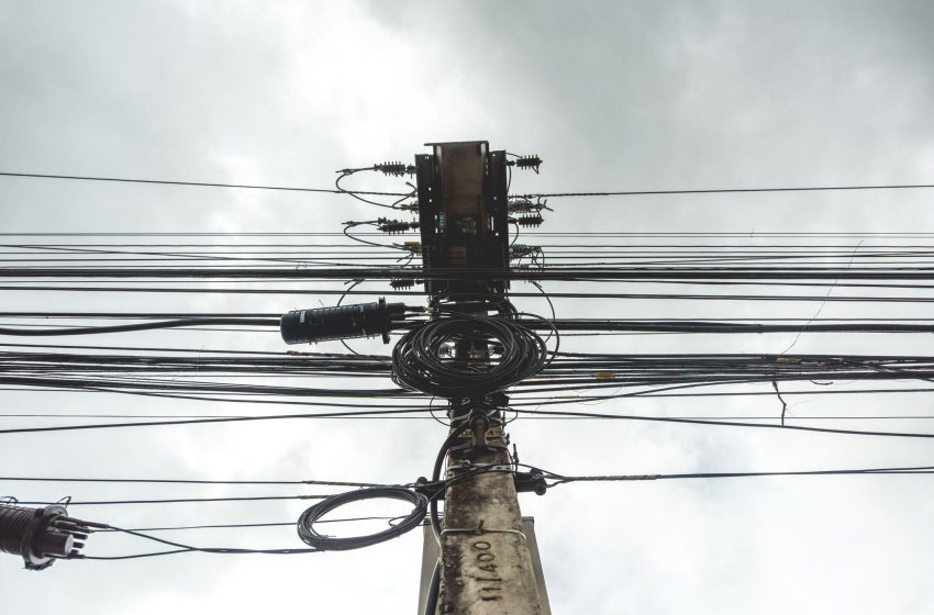 Procon Maceió notifica empresas de energia, telefonia e internet para ordenar cabos e fios em postes da capital
