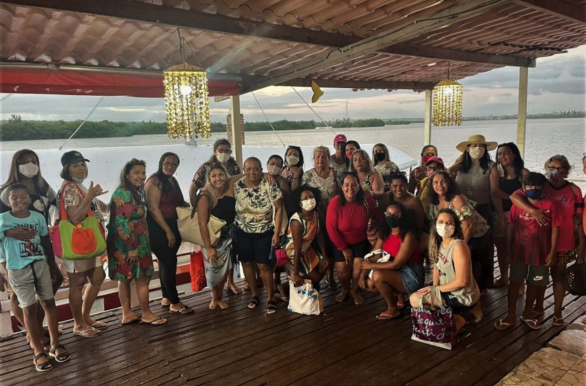 Unidade do São Jorge encerra Outubro Rosa com passeio para usuárias na Lagoa Mundaú