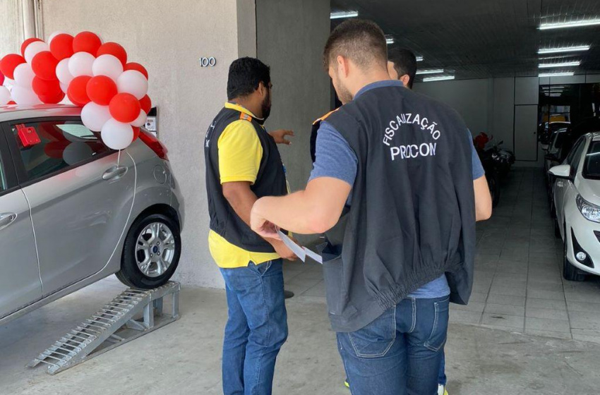 Equipes de fiscais do Procon Maceió notificaram 11 lojas de automóveis seminovos