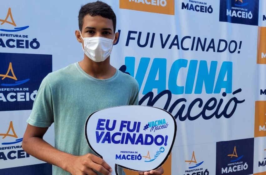 Maceió vacina adolescentes de 12 anos contra a Covid-19 nesta quinta-feira (16)