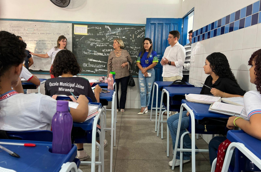 Secretário de Educação de Maceió visita escolas na parte alta da capital e ouve demandas da comunidade escolar
