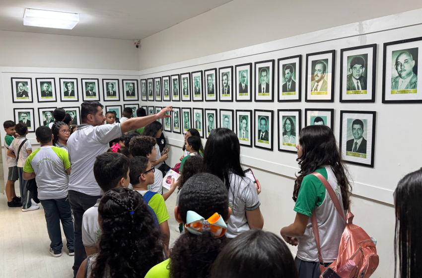 Alunos da Escola Vinícius Feitosa visitam Prefeitura de Maceió e aprendem sobre a história do município