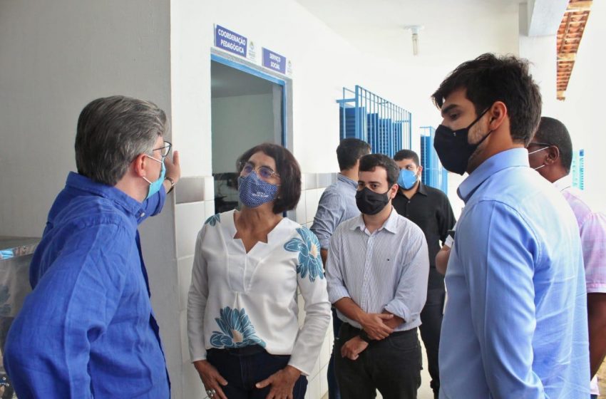 Secretário e vereador visitam escolas no Benedito Bentes