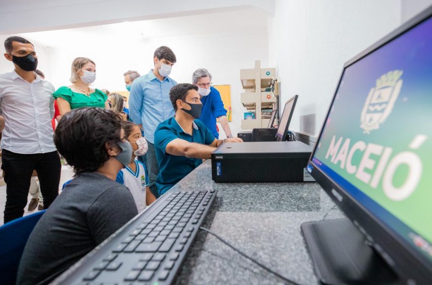 Modernização: Prefeitura de Maceió entrega 300 novos computadores para escolas municipais
