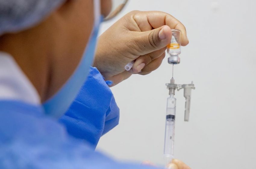 Covid-19: vacinação para trabalhadores de saúde a partir de 35 anos tem início terça (13)