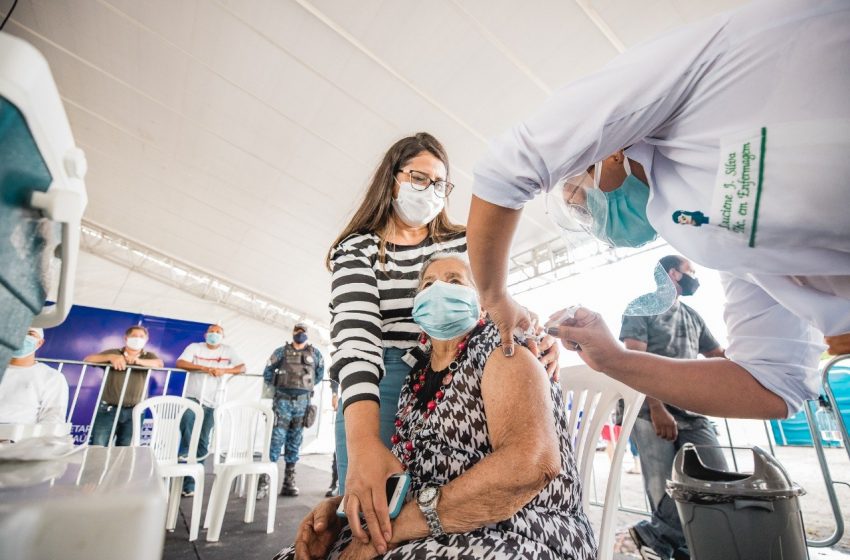 Vacinação contra a Covid-19 para idosos de 79 anos ou mais segue até sábado (06)