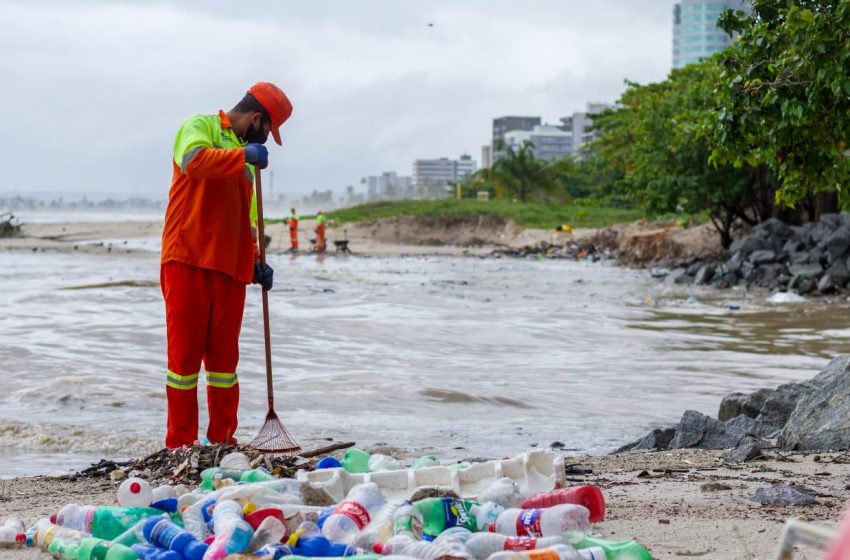 Prefeitura intensifica limpeza do Riacho Salgadinho e Praia da Avenida