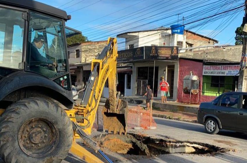 Asfalto cede na Rua Luiz Clemente Vasconcelos, no Clima Bom, e via é interditada