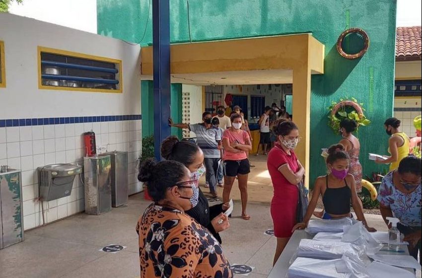 Escolas entregam materiais impressos para reforçar ensino em casa