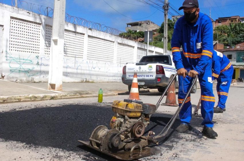 Operação tapa-buraco realiza recapeamento em ruas e avenidas de Maceió