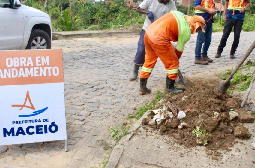 Prefeitura realiza limpeza e desobstrução de bocas de lobo em bairros de Maceió