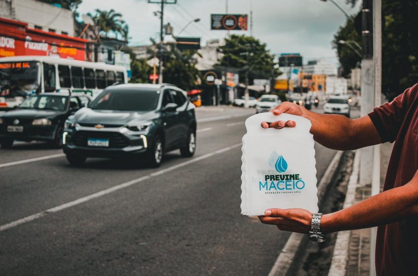 Para diminuir lixo nas ruas, Previne Maceió distribui 15 mil lixeiras para carro