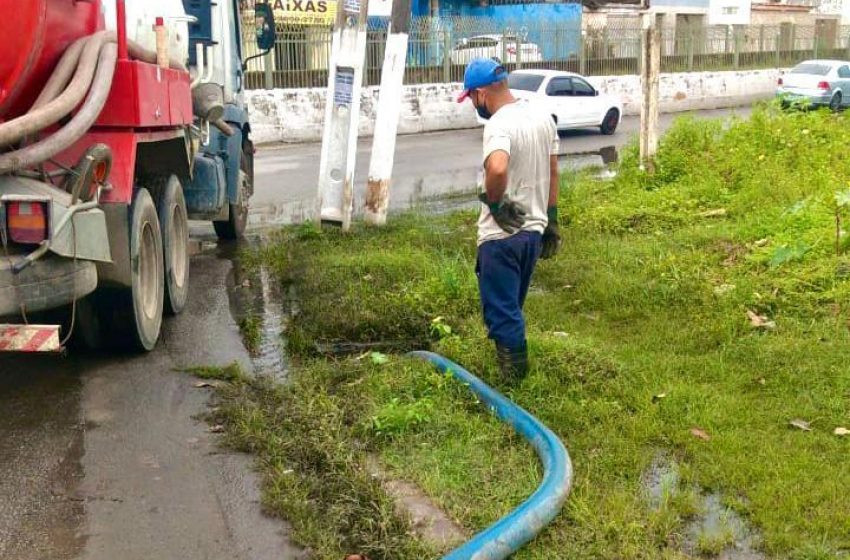 Infraestrutura desobstrui galeria na Avenida Francisco de Menezes, na Cambona