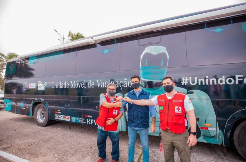 Prefeitura recebe ônibus da vacina e reforça imunização em Maceió
