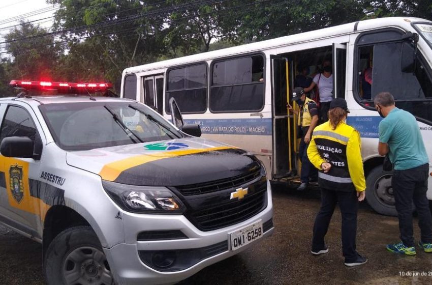 SMTT fiscaliza transportes públicos intermunicipais em Maceió