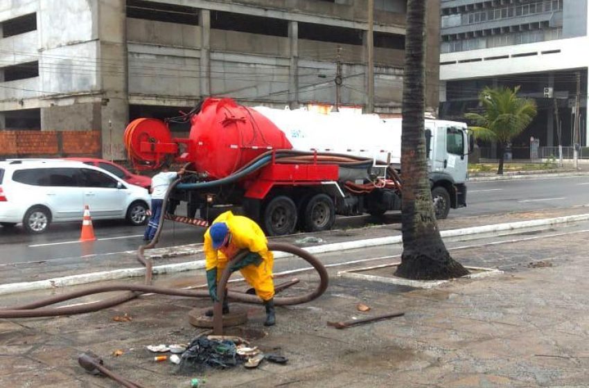 Infraestrutura realiza desobstrução e limpeza de galerias em pontos de alagamento