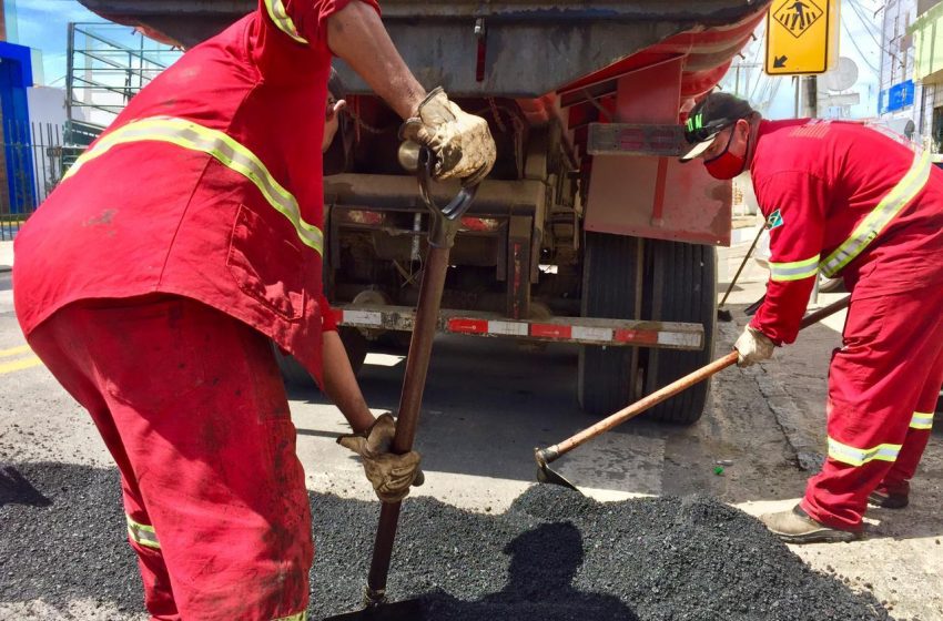 Infraestrutura aplica mais de 190 toneladas de asfalto para reparar vias na cidade