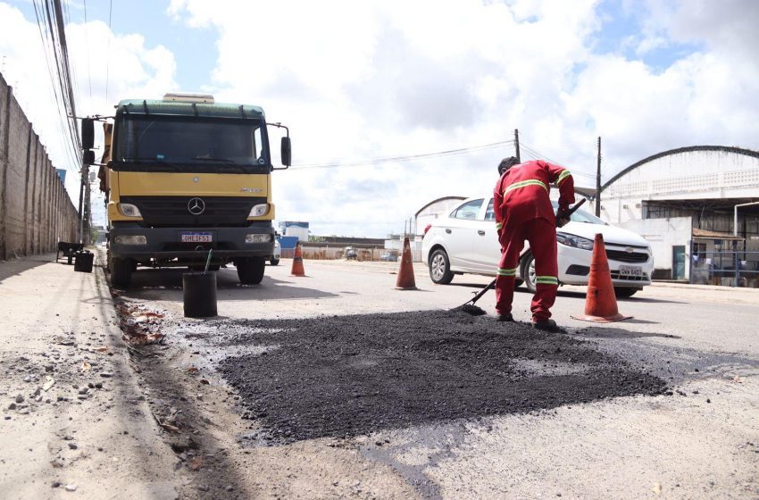 Infraestrutura inicia recuperação em vias do Distrito Industrial